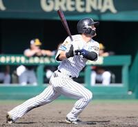 ７回、前川は右中間に３ランを放つ（撮影・坂部計介）