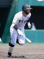 ４回、糸原は右前に適時打を放つ（撮影・坂部計介）