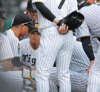 試合前の円陣で声出しをする百崎（左）＝撮影・西田忠信