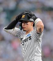 ４回、二塁への打球で一塁判定に頭を抱える佐藤輝（撮影・西田忠信）