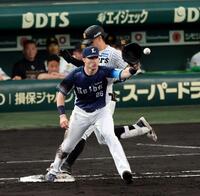 ４回、佐藤輝は内野ゴロで一塁ベースに駆け込む。判定はアウトもリプレイ検証でセーフになる（野手・ネビン）＝撮影・山口登