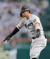 ４回、一塁判定にセーフのアピールをする佐藤輝（撮影・西田忠信）