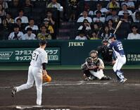 ５回、大竹は古賀に６６キロのスローボールを投じる（捕手　・伏見）＝撮影・山口登