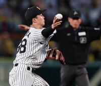５回、渡部の打球を好捕し一塁へ送球する小幡（撮影・田中太一）