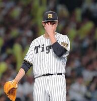 ７回、小幡の一塁悪送球で２点を失った大竹（撮影・西田忠信）