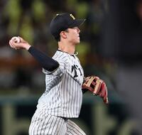７回、長谷川の打球をはじき、一塁へ悪送球する小幡（撮影・田中太一）