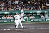 ９回、藤川監督のリプレイ検証のリクエストも坂本が併殺に倒れ試合終了する（撮影・山口登）