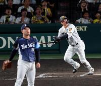 ９回、左中間に三塁打を放つ森下（投手・岩城）＝撮影・山口登
