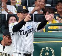 ４回、佐藤輝の判定にリプレイ検証のリクエストをする（撮影・山口登）
