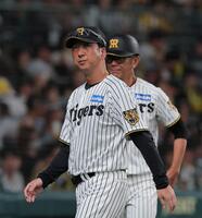 ８回、選手交代を告げベンチに戻る藤川監督（撮影・西田忠信）