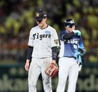 ７回、失策で２点を奪われ悔しがる阪神・小幡竜平＝甲子園（撮影・田中太一）