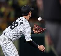 ７回、長谷川の打球をはじく小幡（撮影・田中太一）