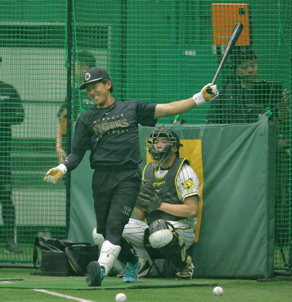 室内で打撃練習をする立石（撮影・西田忠信）