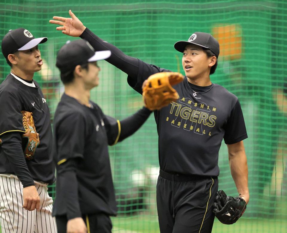 守備練習に向かう立石（右）＝撮影・西田忠信
