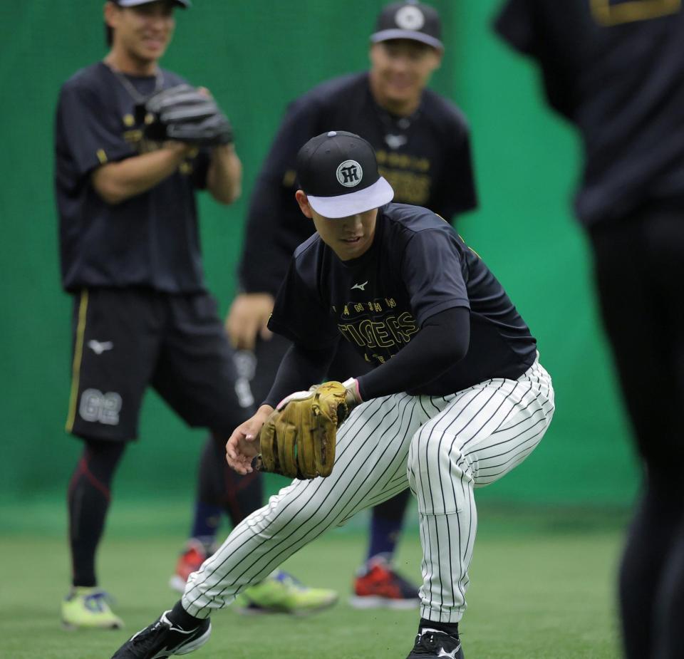 植田と大山が見守る中、ノックを受ける百崎（手前）＝撮影・西田忠信