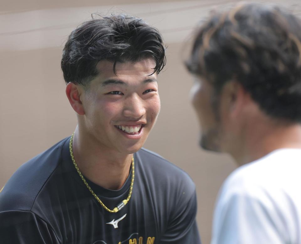 狩野恵輔氏（右）にあいさつをする百崎（撮影・西田忠信）