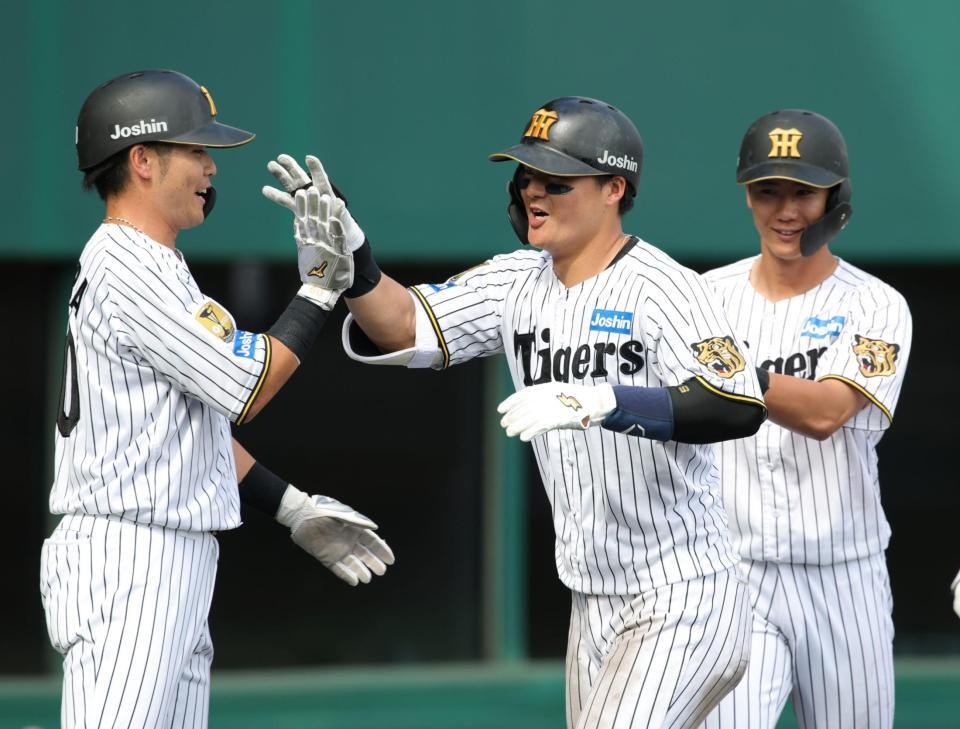 ７回、３ランを放った前川は小野寺、山田らに迎えられる（撮影・坂部計介）