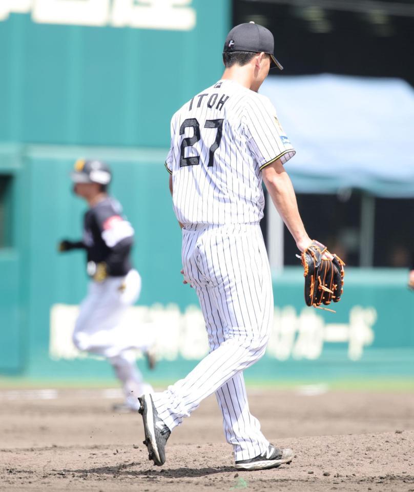 ５回、大泉（左）に本塁打を浴び、マウンドでガックリの伊藤将（撮影・坂部計介）