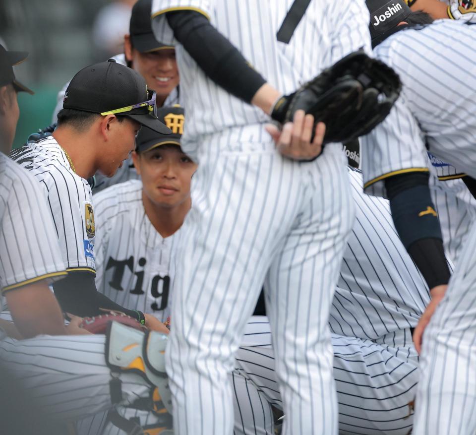 試合前の円陣で声出しをする百崎（左）＝撮影・西田忠信