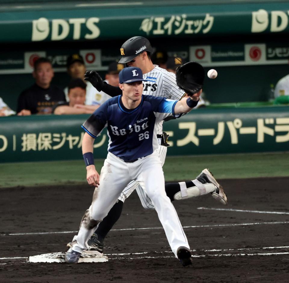 ４回、佐藤輝は内野ゴロで一塁ベースに駆け込む。判定はアウトもリプレイ検証でセーフになる（野手・ネビン）＝撮影・山口登