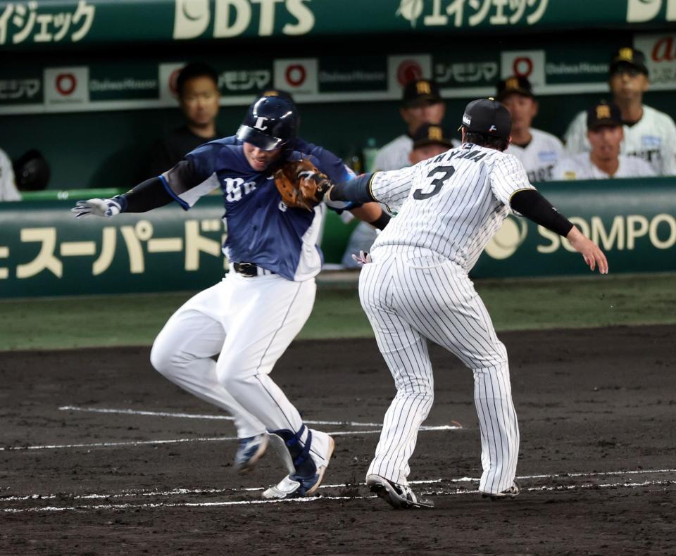 ５回、大山は小幡からの送球を渡部にタッチしアウトにする（撮影・山口登）