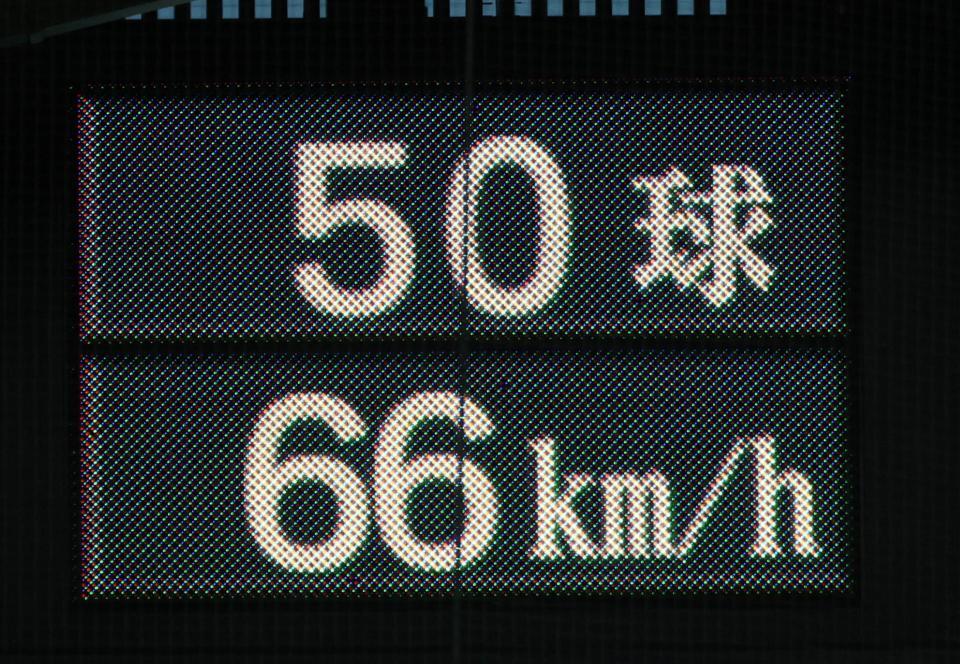 ５回、大竹は古賀に６６キロのスローボールを投じる（撮影・山口登）