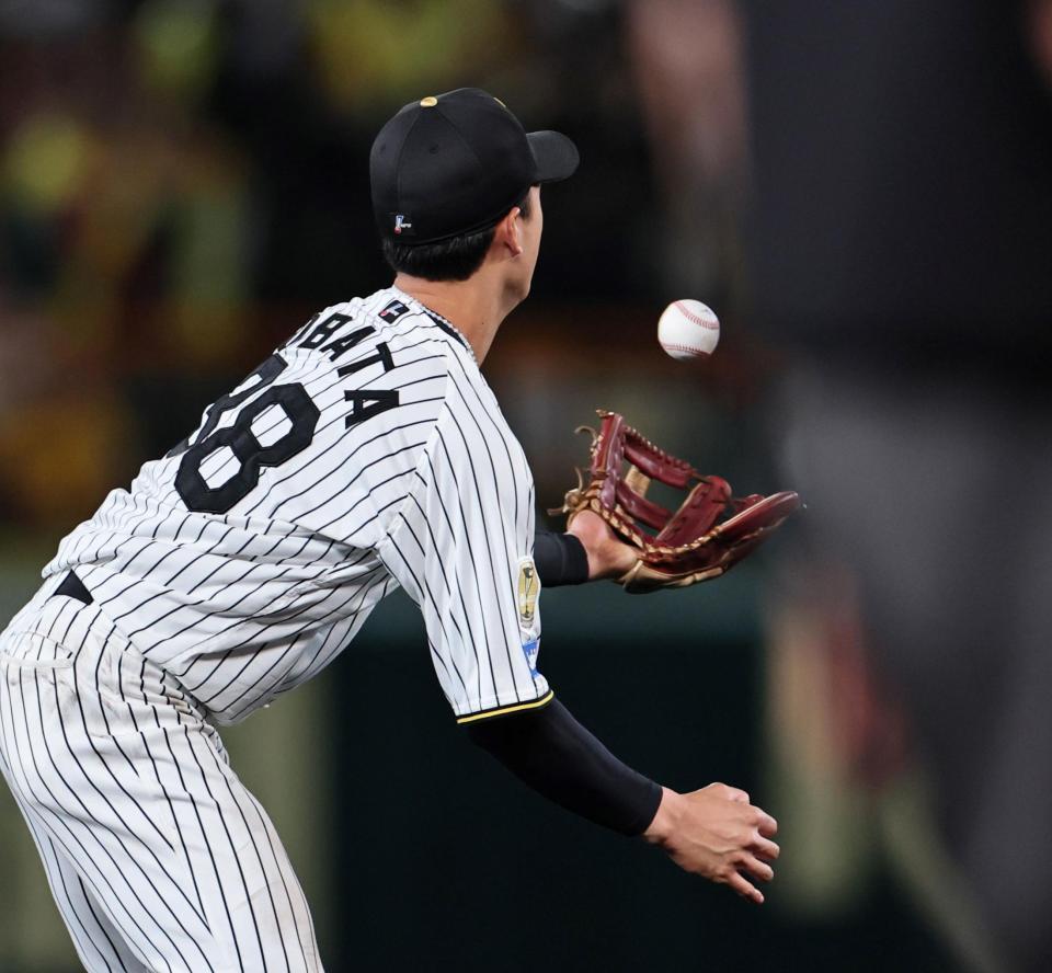 ７回、長谷川の打球をはじく小幡（撮影・田中太一）