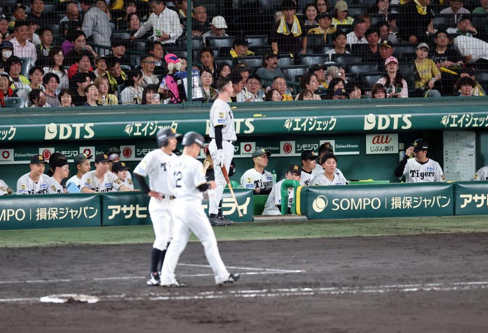 ９回、藤川監督のリプレイ検証のリクエストも坂本が併殺に倒れ試合終了する（撮影・山口登）