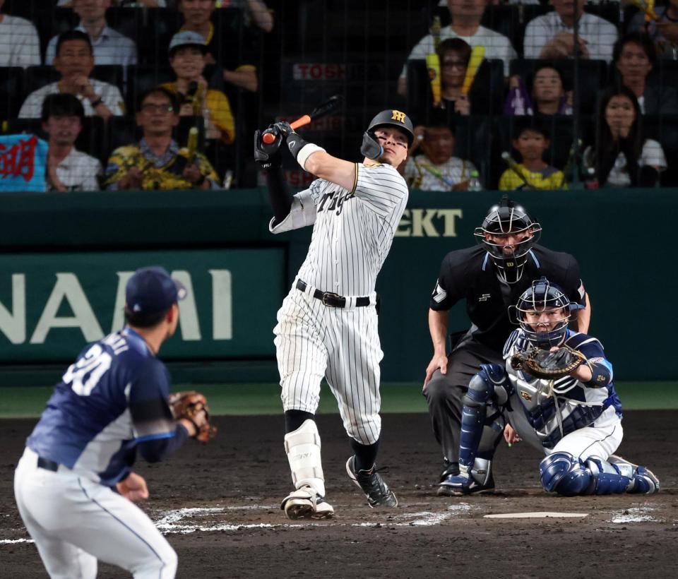 ９回、左越えに２ランを放つ佐藤輝（投手・岩城、捕手・古賀）＝撮影・山口登