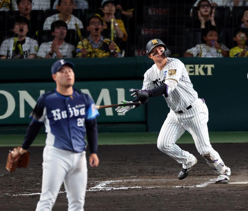 ９回、左中間に三塁打を放つ森下（投手・岩城）＝撮影・山口登