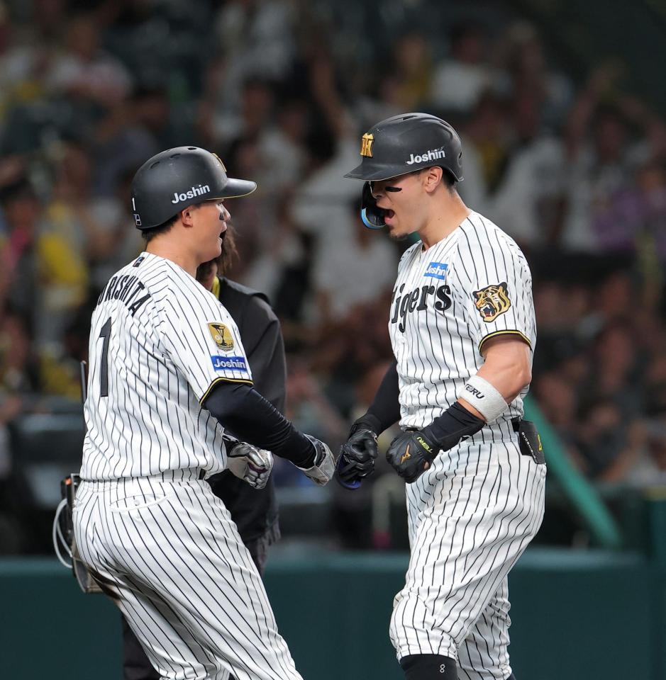 ９回、２ランを放ち森下（左）とほえる佐藤輝（撮影・西田忠信）