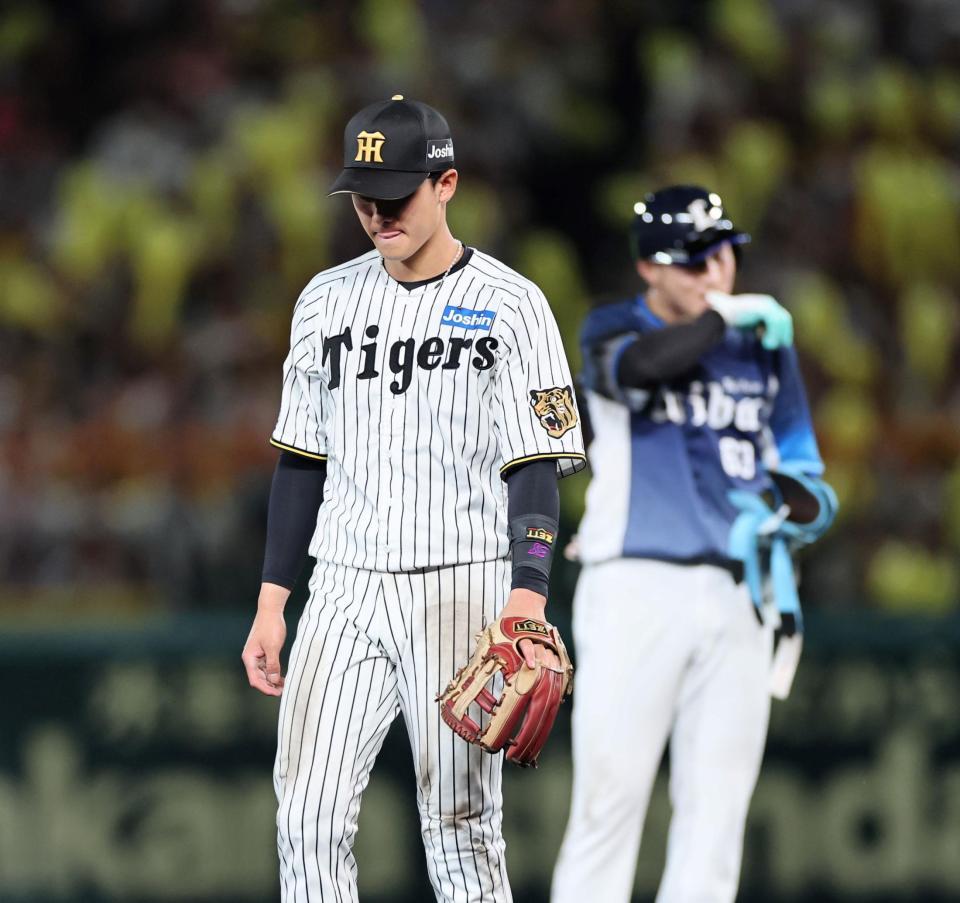 ７回、失策で２点を奪われ悔しがる阪神・小幡竜平＝甲子園（撮影・田中太一）