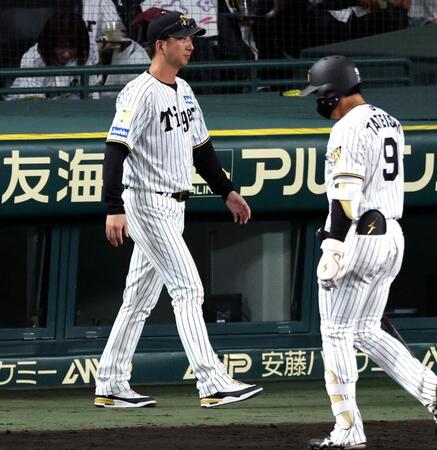 ７回を終え、投手交代を告げに向かう藤川監督（右は立石）＝撮影・山口登