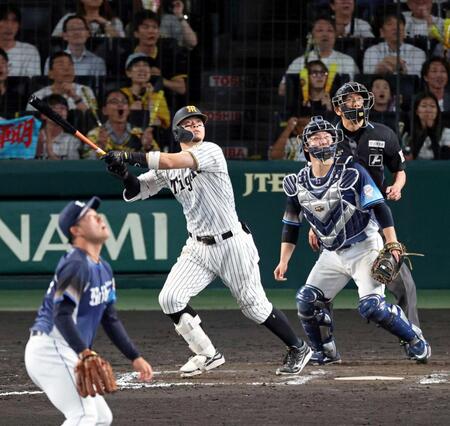 　９回、１５号２ランを放つ佐藤輝（撮影・山口登）