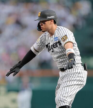 ４回、一塁判定にセーフのアピールをする佐藤輝（撮影・西田忠信）
