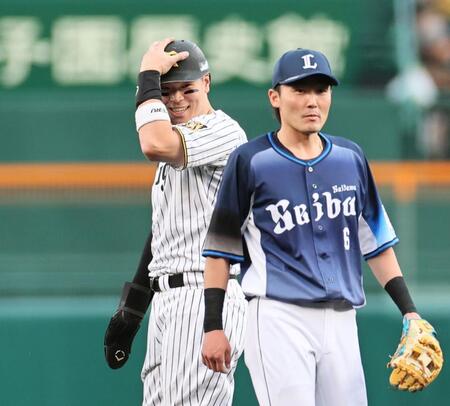 ２回、安打で出塁した佐藤輝は二塁上で源田にあいさつする（撮影・田中太一）