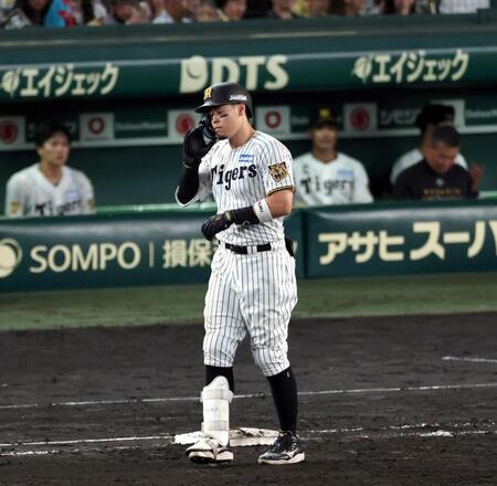 ７回、中飛に倒れる佐藤輝（撮影・山口登）