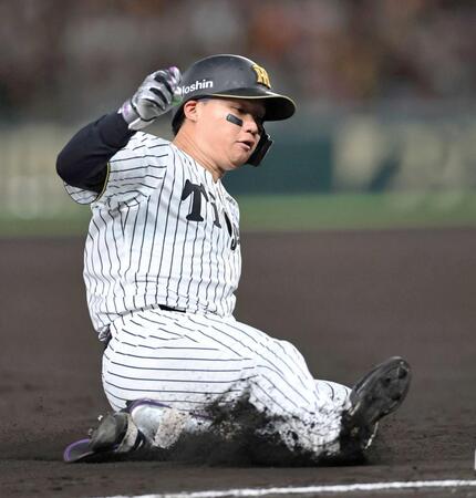 　９回、三塁打を放ち滑り込む森下（撮影・田中太一）