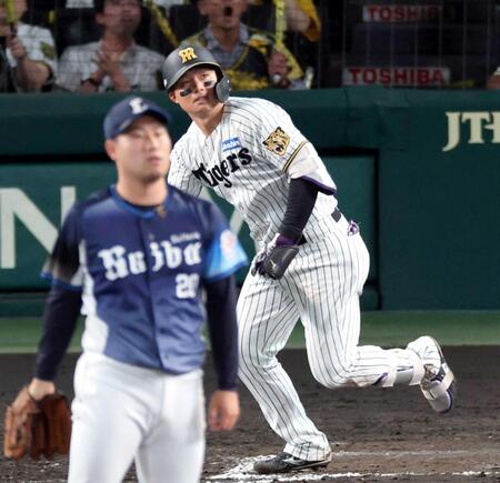 　９回、岩城から三塁打を放つ（撮影・山口登）