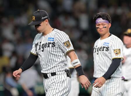 西武に敗れ、グラウンドを後にする佐藤輝（左）と森下（撮影・西田忠信）