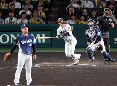 ９回、左中間に三塁打を放つ森下（投手・岩城、捕手・古賀）＝撮影・山口登