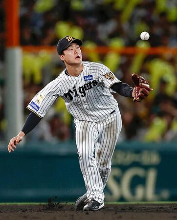 　７回、長谷川の打球をファンブルする小幡