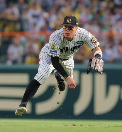 ４回、本塁へ悪送球する佐藤輝（撮影・西田忠信）