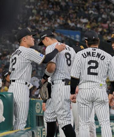 ４回に失策し、肩を落としてベンチに戻る佐藤輝（中央）＝撮影・西田忠信