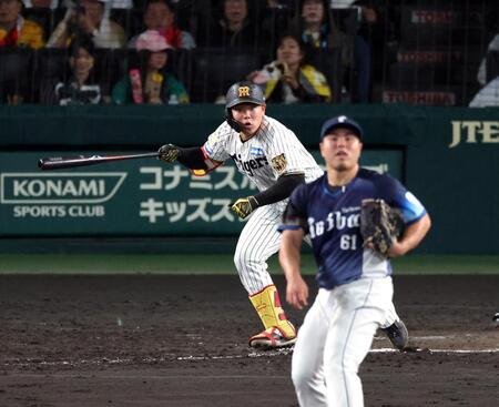 ５回、中前に適時打を放つ嶋村（投手・平良）＝撮影・山口登