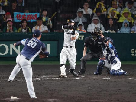 ９回、四球で出塁する佐藤輝（投手・岩城、捕手・古賀）＝撮影・山口登