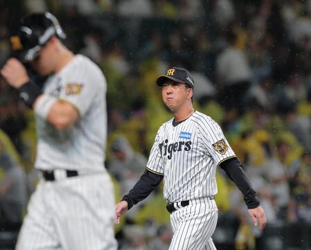 西武に連敗し引き揚げる藤川監督。左は佐藤輝（撮影・西田忠信）