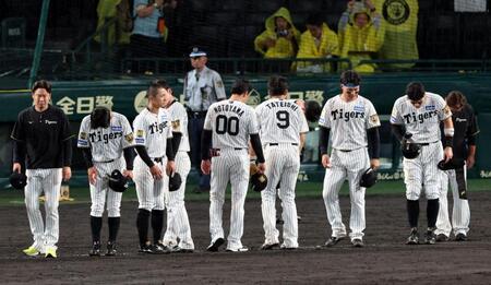 西武に連敗しファンに一礼する佐藤輝（右から２人目）ら阪神ナイン（撮影・山口登）