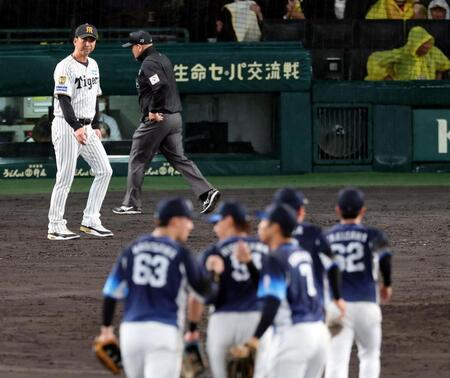 西武に連敗し、藤川監督はベンチを出てファンにあいさつへと向かう（撮影・山口登）