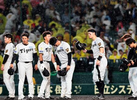 降り注ぐ雨の中、スタンドのファンにあいさつする佐藤輝ら（撮影・田中太一）